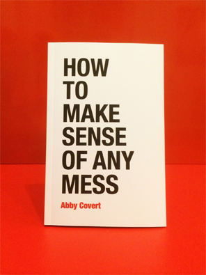 capa do livro 'how to make sense of any mess'by abby covert